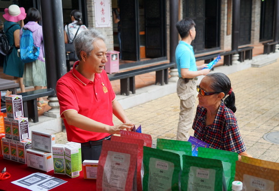潘高壽傳統中藥文化傳承人盧其福向市民仔細講解2-1.jpg