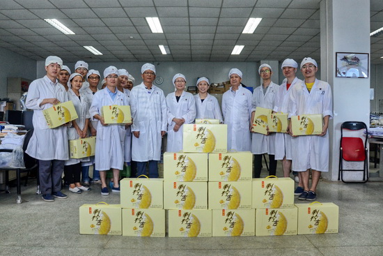4.李主席一行慰問生產一線員工.jpg