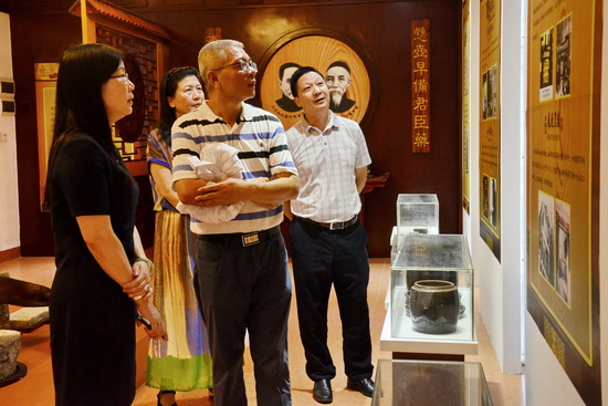 5.李主席一行參觀潘高壽文化展室.jpg