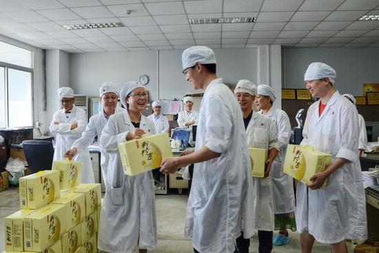 3.李主席一行慰問生產一線員工.jpg
